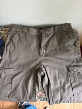 Chaps Men's Cargo pants in Olive Brown 34x32